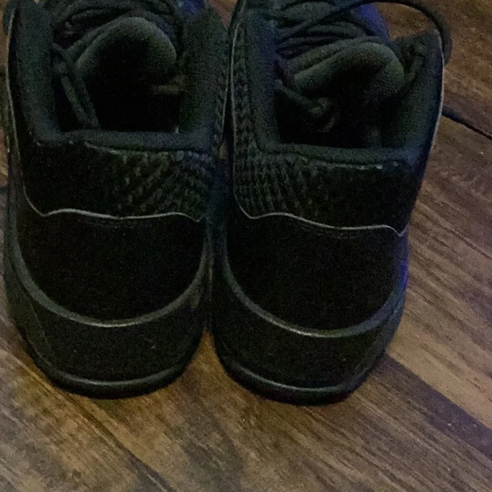 BOYS JORDSNS SIZE 8.5 #9 - Picture 3 of 7